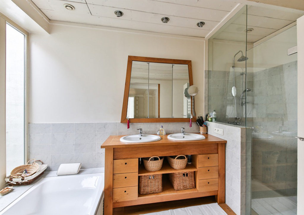 Bagno moderno con specchio e doppio lavabo.
