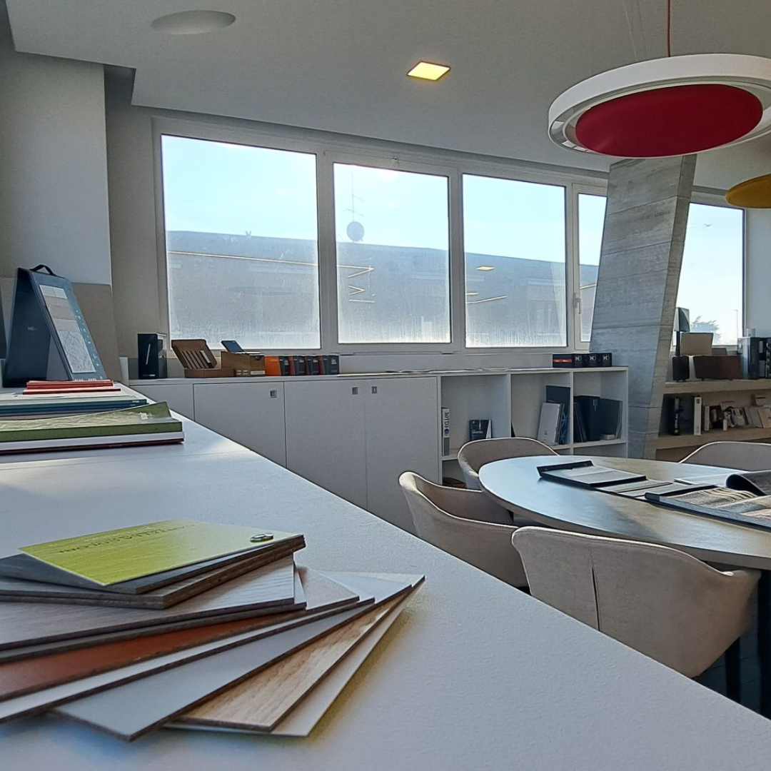 Ufficio moderno luminoso con tavolo e sedie design.