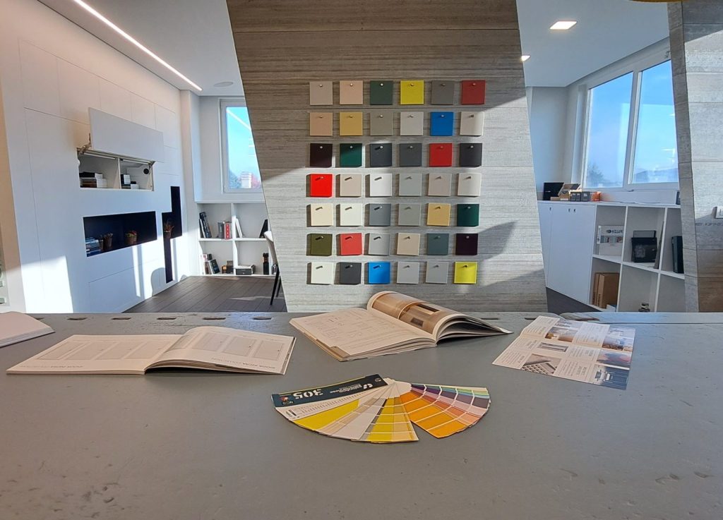 Studio design interno con campioni colori e cataloghi.