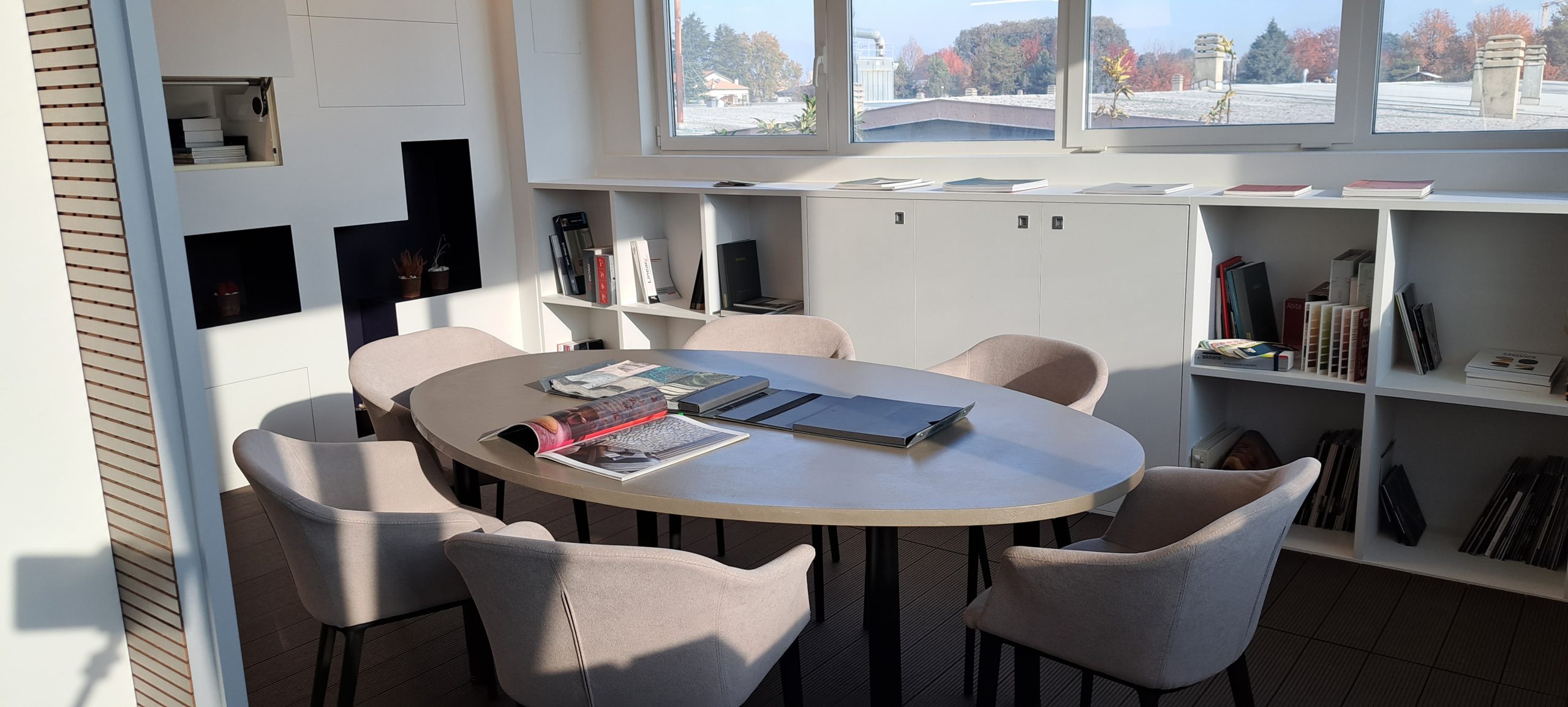 Ufficio moderno, tavolo riunioni e libreria design.