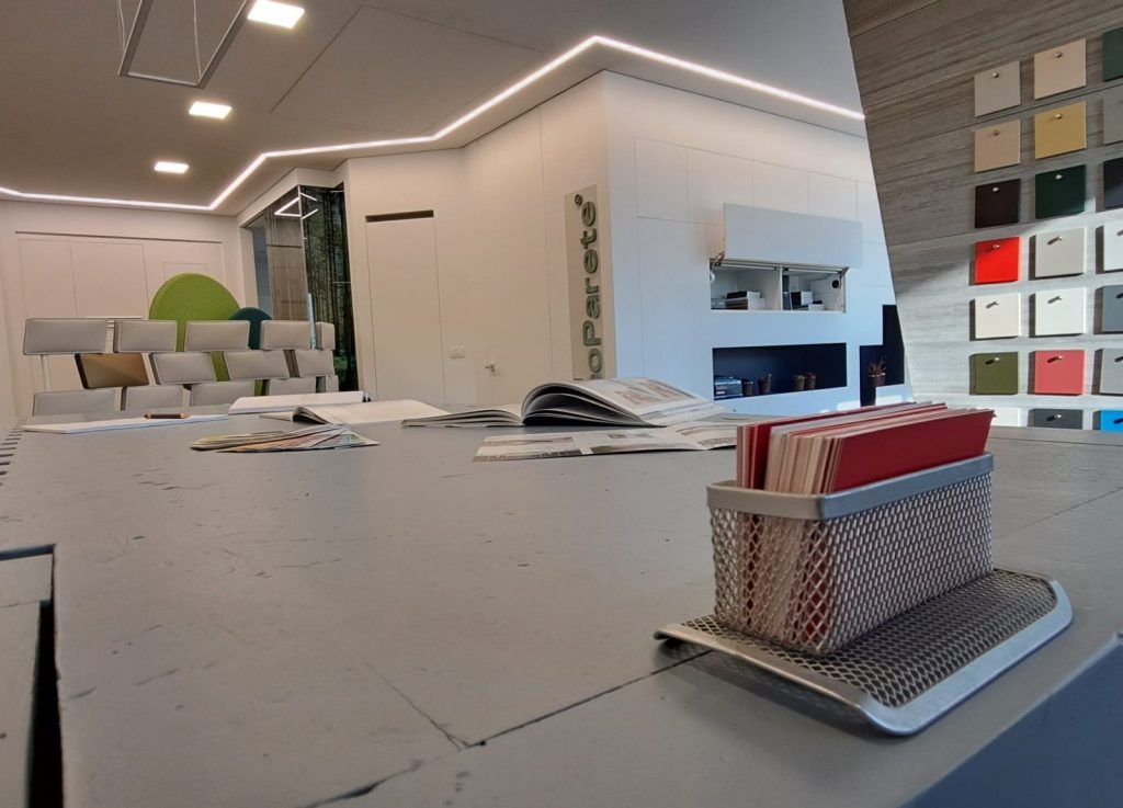Ufficio moderno, tavolo con campionari e riviste design.