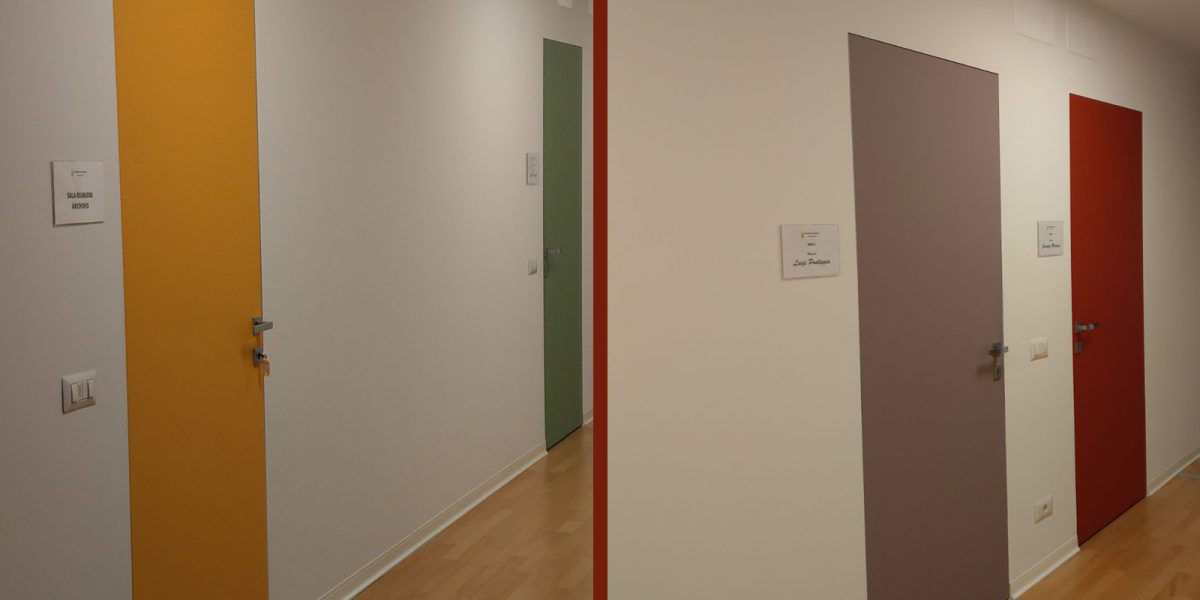 Corridoio con porte colorate di diverso ufficio.