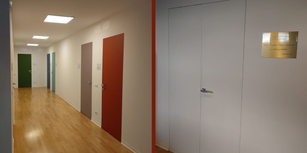 Corridoio moderno con porte colorate e pavimento in legno