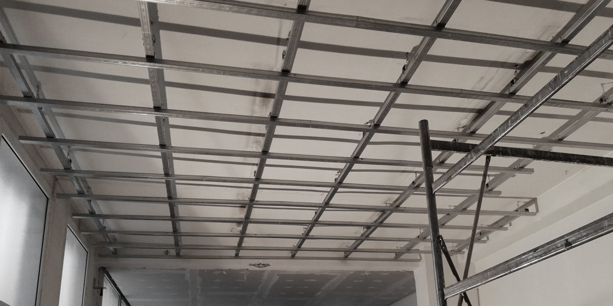 Struttura metallica di soffitto in costruzione.