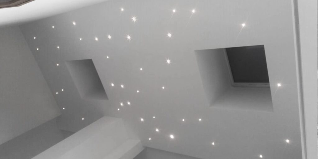 Soffitto moderno con luci a LED incassate.