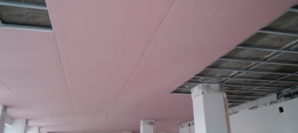 Soffitto rosa in costruzione non finito.