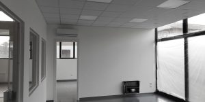 Ufficio vuoto in bianco e nero.
