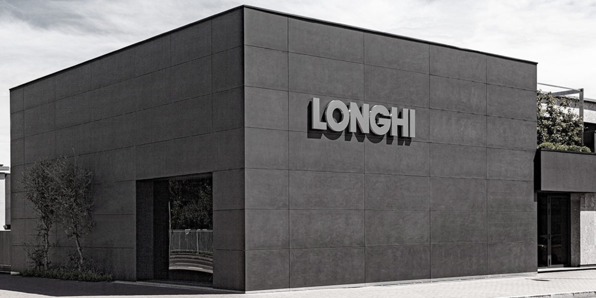 Esterno moderno edificio aziendale "Longhi" in bianco e nero