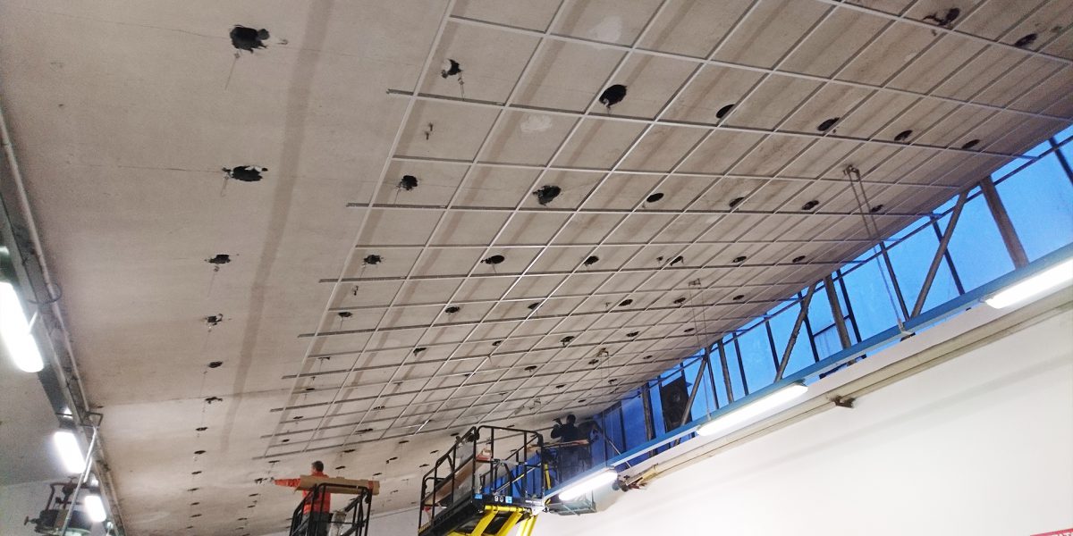 Installazione impianto illuminazione soffitto industriale
