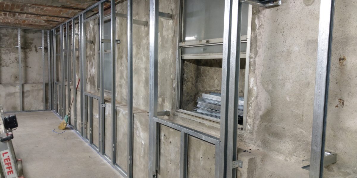 Struttura metallica per pareti interne in costruzione.