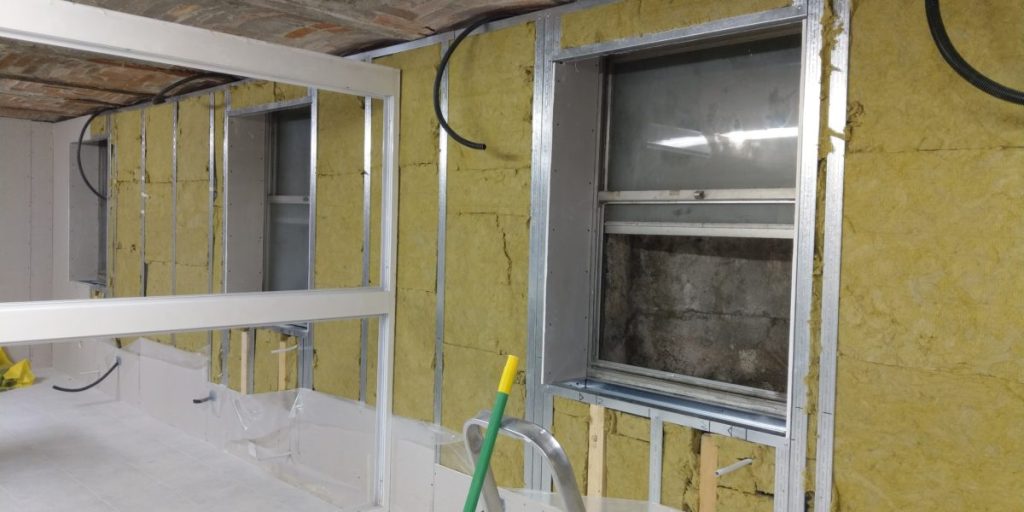 Isolamento termico parete in costruzione.
