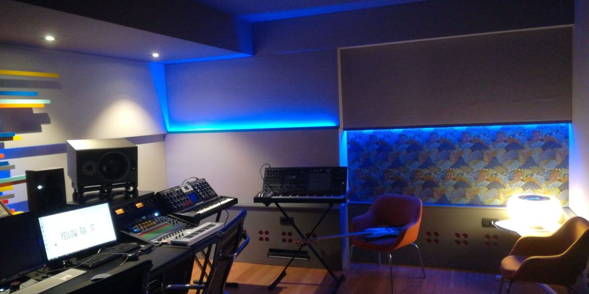 Studio registrazione moderno illuminazione blu.