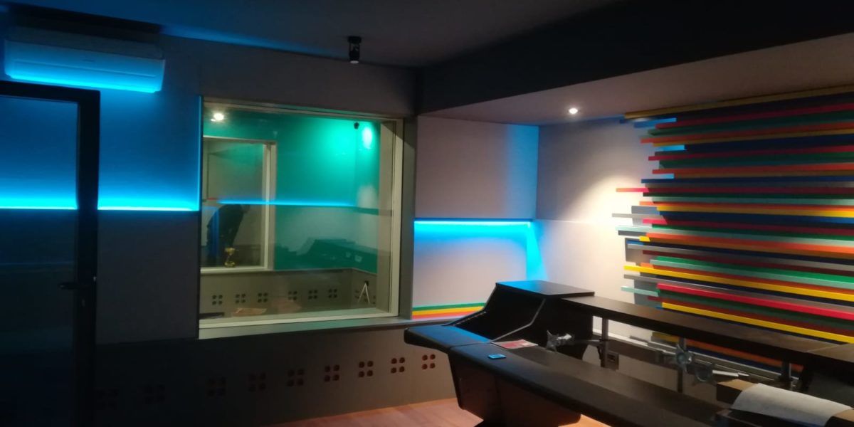 Studio registrazione moderno, luci LED colorate.