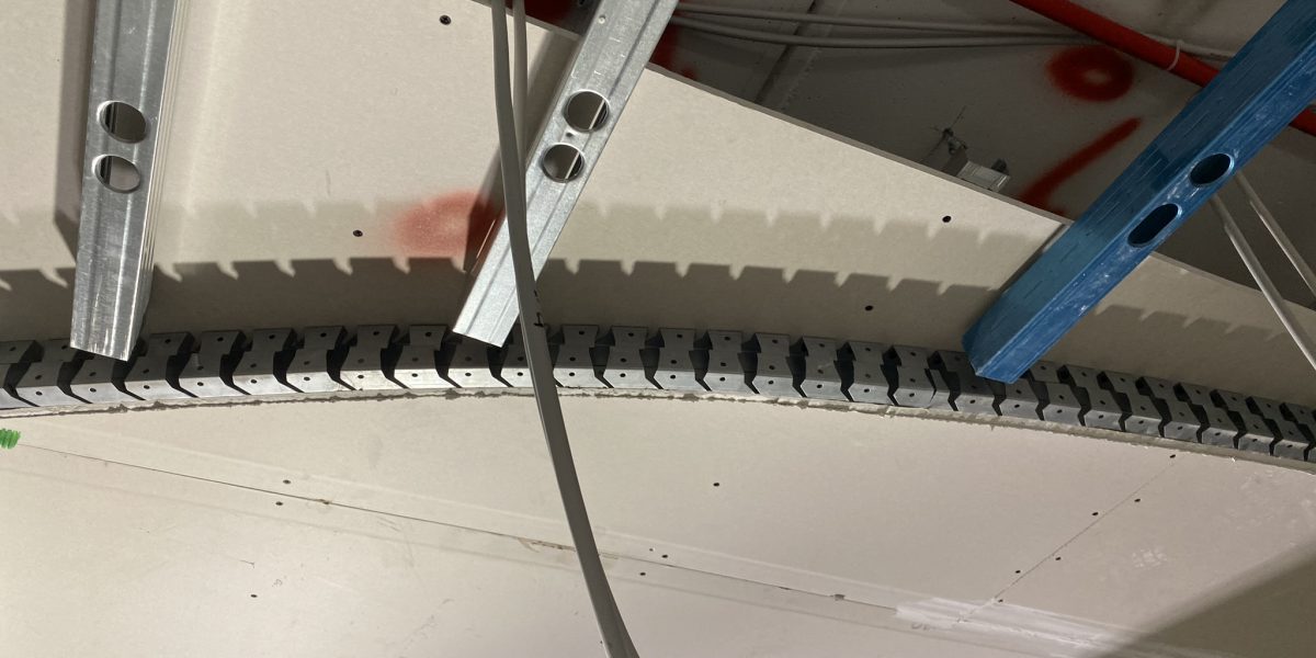 Canaline cavi elettrici in soffitto industriale.