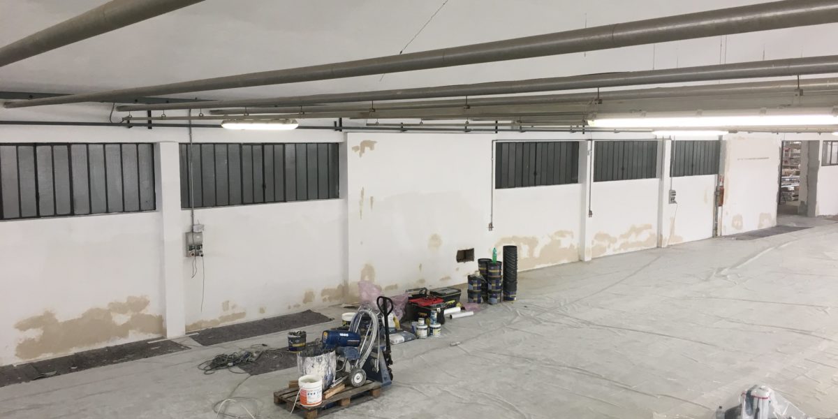 Garage in ristrutturazione con attrezzature da lavoro.