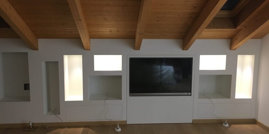Soggiorno moderno con soffitto in legno e TV.