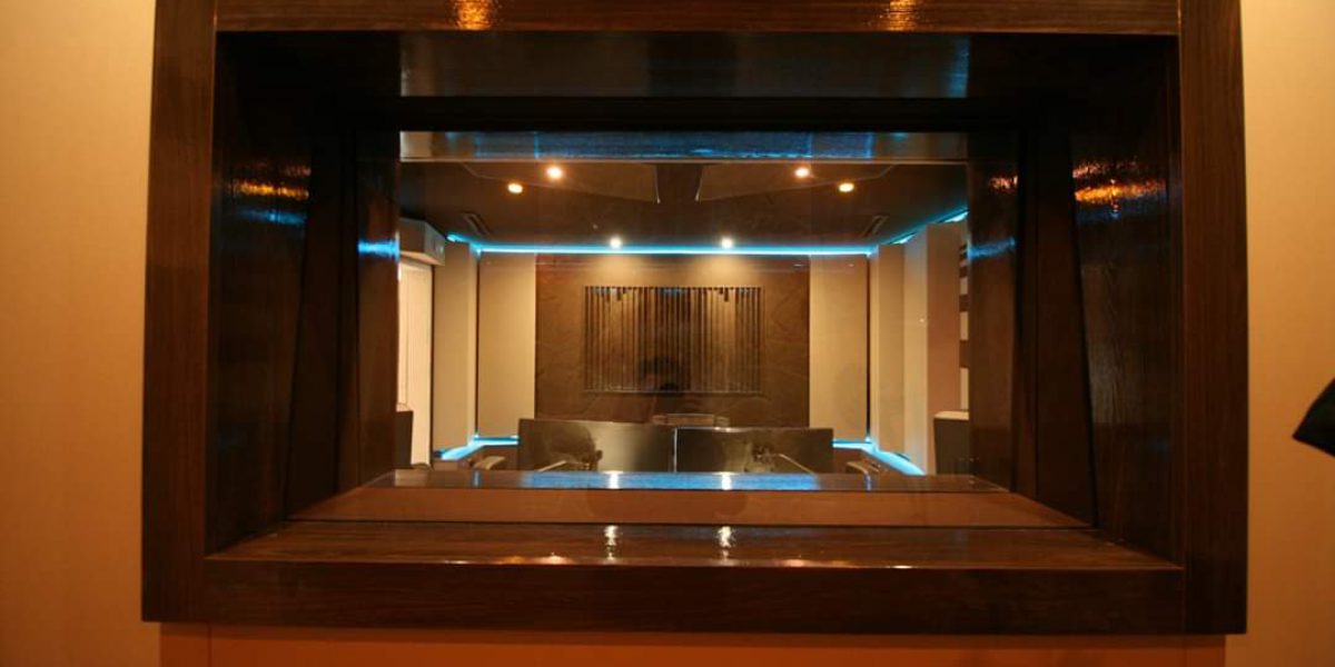Sala relax moderna con illuminazione blu.