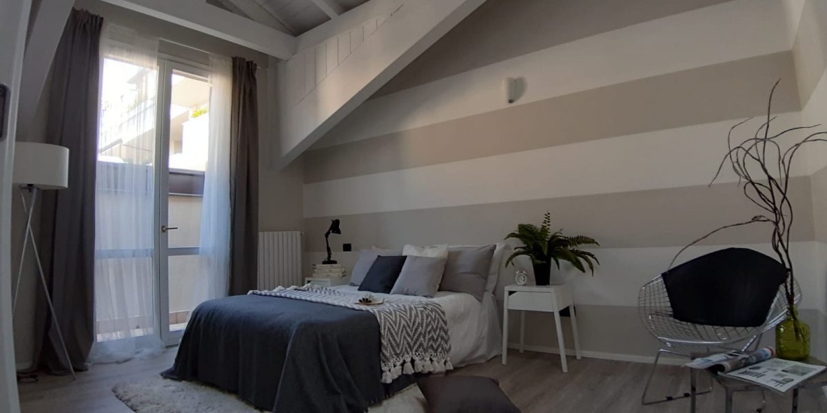 Camera da letto moderna e accogliente con illuminazione naturale.