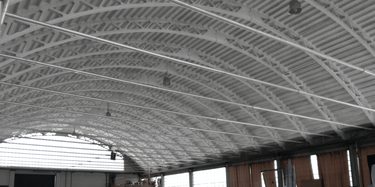 Struttura metallica del soffitto industriale.