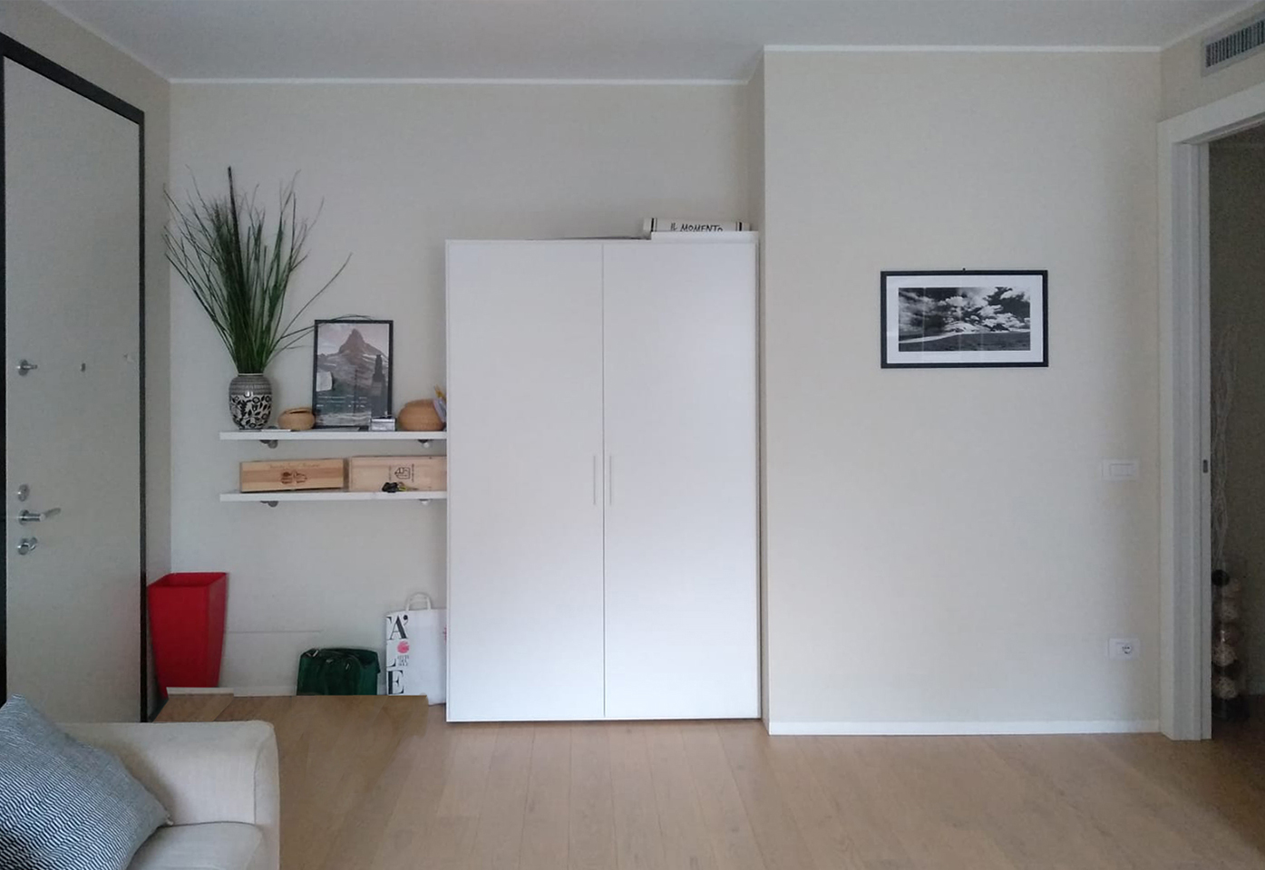 Interno moderno, armadio bianco, decorazioni minimaliste.