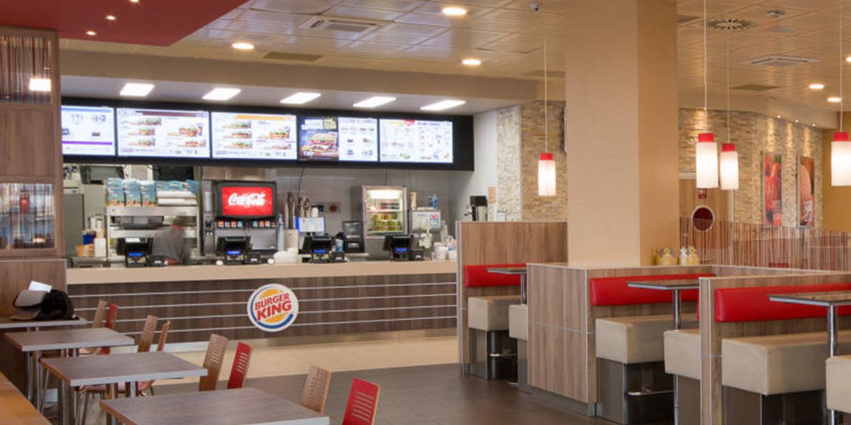Interni moderni di fast food vuoto.