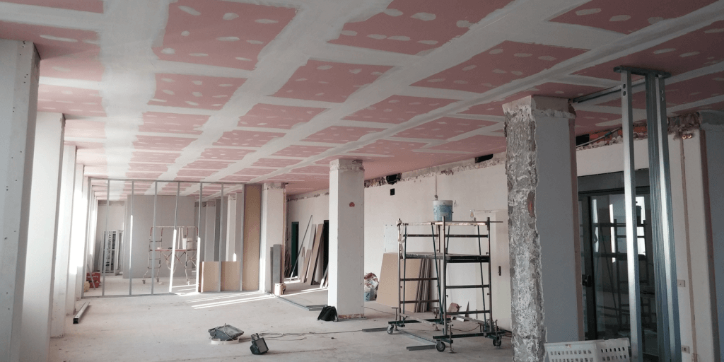 Cantiere interno, costruzione a soffitto in cartongesso.